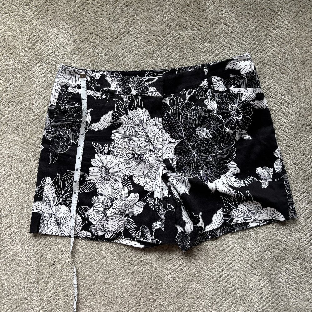 WHBM Black & White Floral Print Women's Short